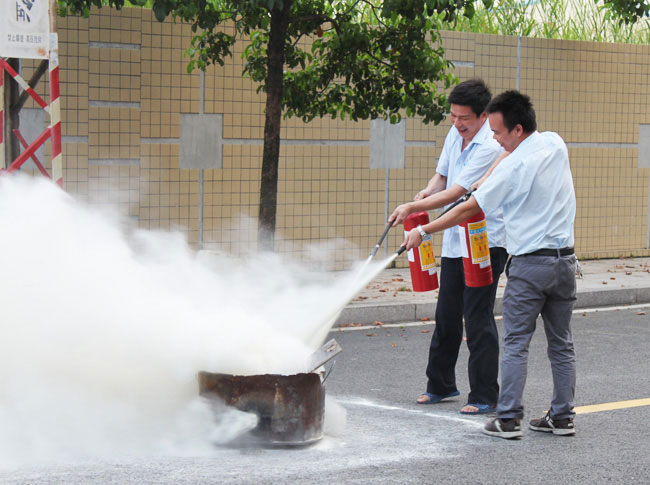 东莞钜大开展消防安全知识培训和消防演习