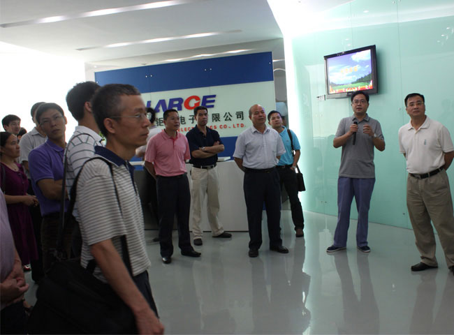 东莞市经信局到东莞钜大考察科技创新工作