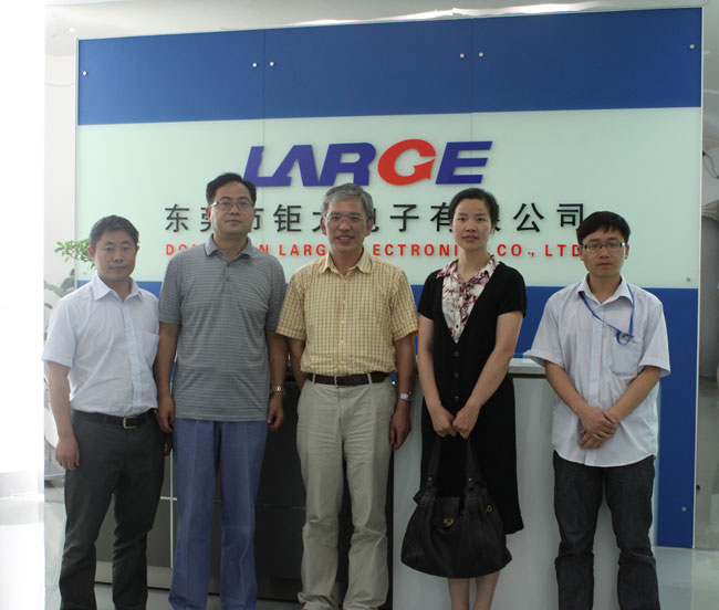 国家化学电源检验中心主任郑军伟到东莞钜大考察并签署合作协议